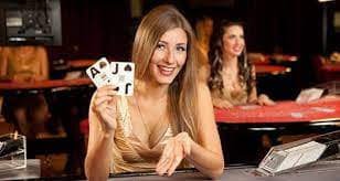 Antarmuka dealer langsung jayatogel.com menampilkan sesi blackjack multi-kamera